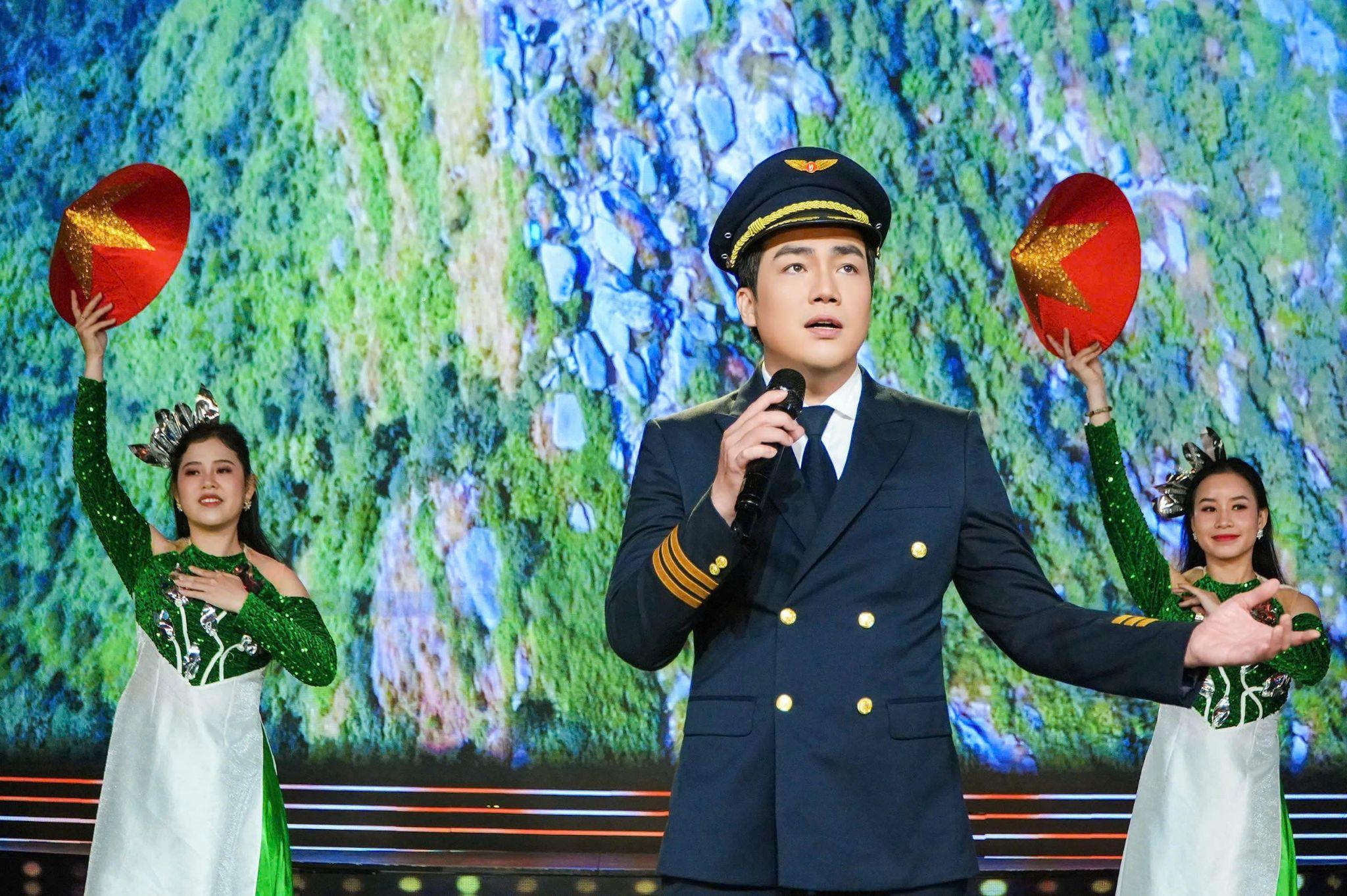 Tạ Quang Bình xuất hiện với hình ảnh phi công trên sân khấu, một dấu ấn xuyên suốt trong các dự án âm nhạc gần đây.