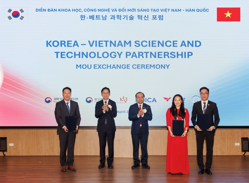 Ông Tô Bá Lâm – Hiệu trưởng Trường Đại học Quang Trung (bìa phải) và Ông Sam Yoosuk Kim – CEO Quandela Korea (bìa trái); Bà Rossy Nhung Nguyễn - CEO Quanova ký kết Biên bản ghi nhớ hợp tác.