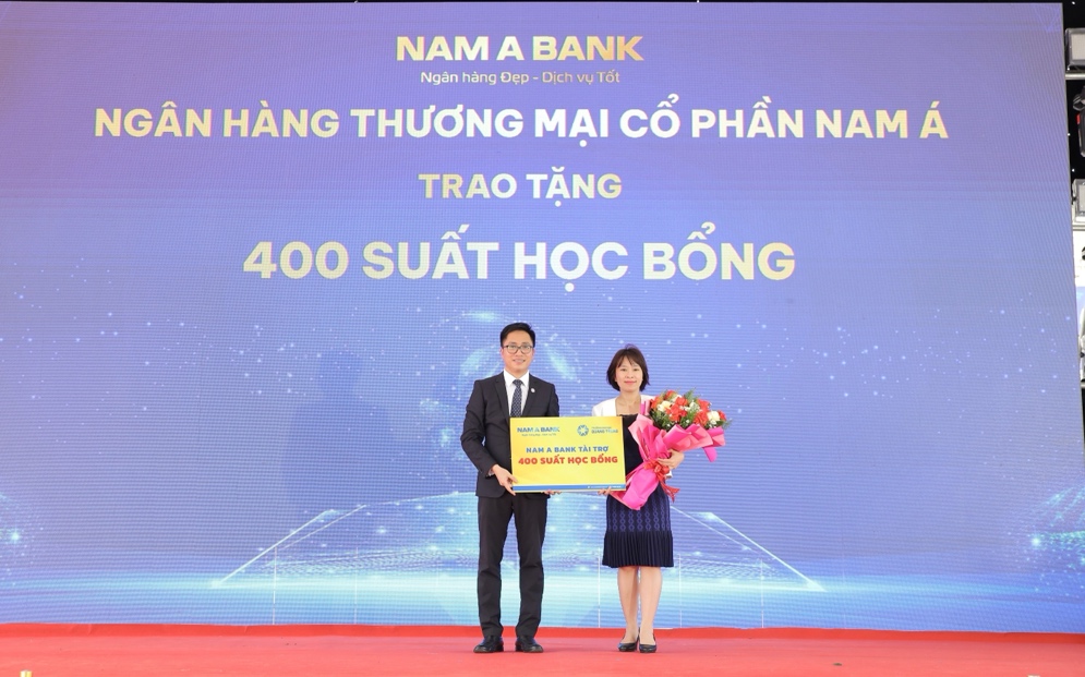 Nam A Bank trao tặng 40 suất học bổng cho sinh viên Trường Đại học Quang Trung.