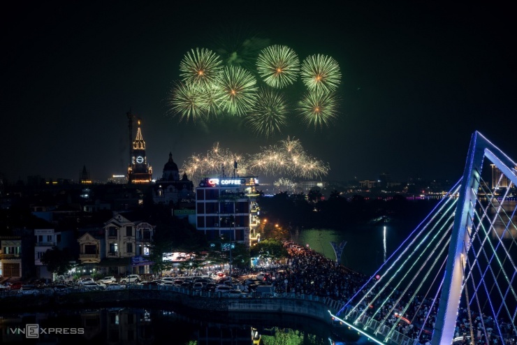 Pháo hoa thắp sáng bầu trời Việt Trì trước ngày Giỗ Tổ - 1