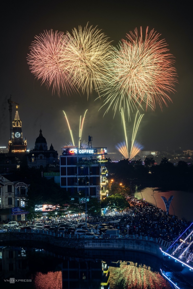 Pháo hoa thắp sáng bầu trời Việt Trì trước ngày Giỗ Tổ - 3