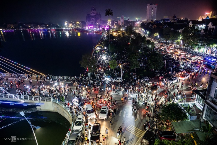 Pháo hoa thắp sáng bầu trời Việt Trì trước ngày Giỗ Tổ - 4