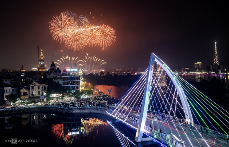 Pháo hoa thắp sáng bầu trời Việt Trì trước ngày Giỗ Tổ - 8