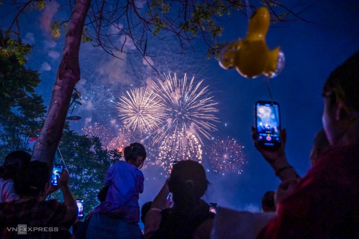 Pháo hoa thắp sáng bầu trời Việt Trì trước ngày Giỗ Tổ - 6