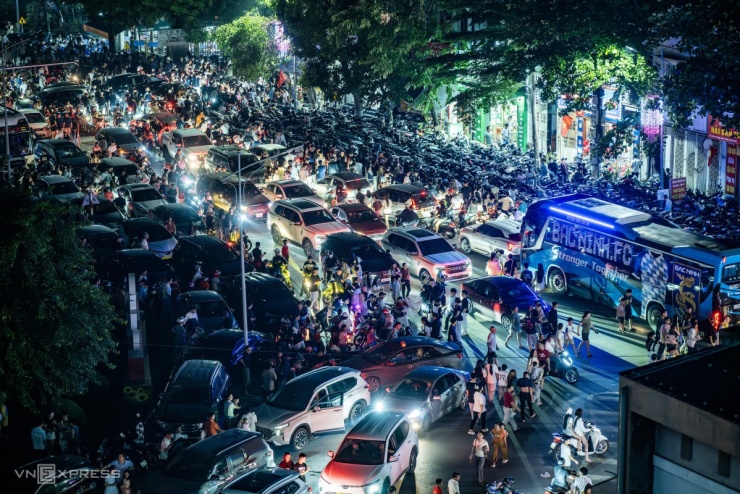 Pháo hoa thắp sáng bầu trời Việt Trì trước ngày Giỗ Tổ - 9