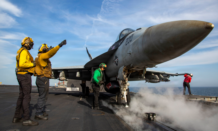 Loạt máy bay cất, hạ cánh trên tàu Abraham Lincoln khi tham gia chiến dịch tập kích Iran hôm 12/3. Video: CENTCOM