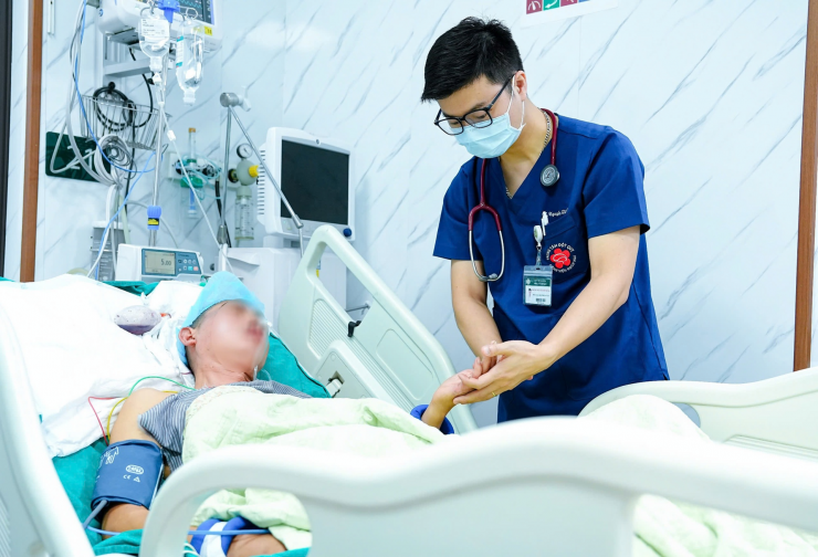 Bác sĩ Nguyễn Tiến Dũng - Phó Giám đốc Trung tâm Đột quỵ thăm khám cho người bệnh điều trị tại Trung tâm. Ảnh BVCC