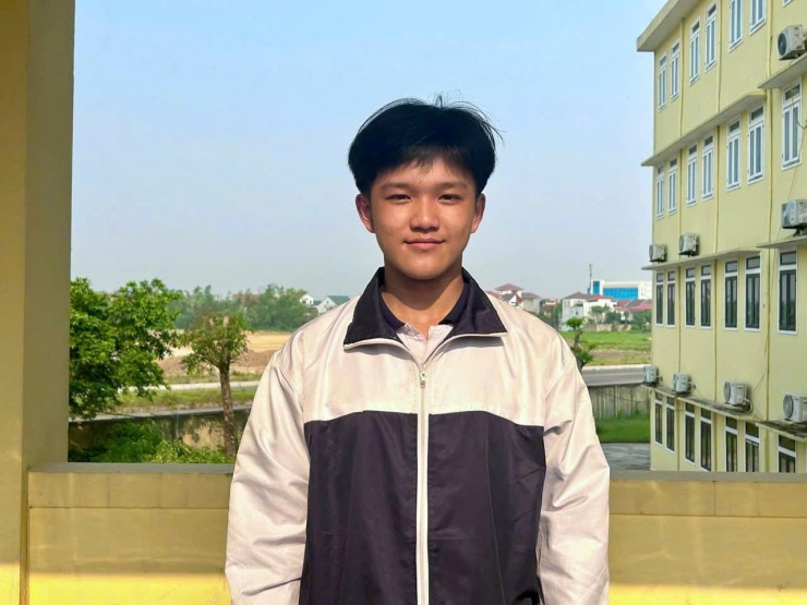 Nam sinh Việt Hoàng gây ấn tượng khi đạt điểm tuyệt đối 20/20 tại kỳ thi học sinh giỏi lớp 10 Hà Tĩnh. Ảnh: NVCC