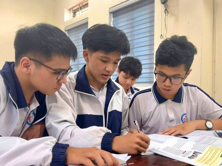 &nbsp; Việt Hoàng (ở giữa) đã đạt nhiều thành tích môn Tin học nhờ nỗ lực tự học và kỷ luật bản thân. Ảnh: NVCC