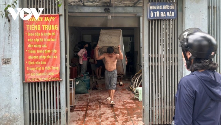 Người dân trong phạm vi thu hồi đất GPMB khu vực ngõ 310 Nghi Tàm (phường Hồng Hà) dự án cầu Tứ Liên&nbsp;thu dọn đồ đạc bàn giao mặt bằng cho chính quyền.