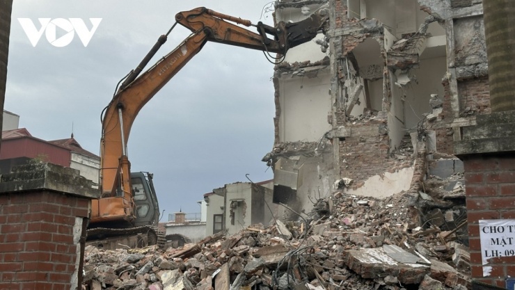 Các phương tiện máy móc tiến hành phá dỡ nhà trong ngõ 310. Từng hạng mục công trình được tháo dỡ theo quy trình, đảm bảo an toàn và hạn chế ảnh hưởng tới khu vực xung quanh.