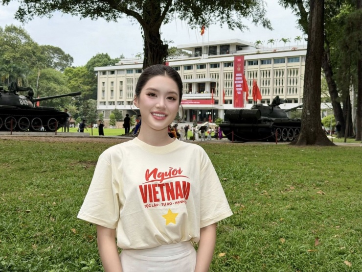 Ảnh sao 26/4: Anh chồng Đỗ Mỹ Linh nghỉ lễ bên ba con - 1