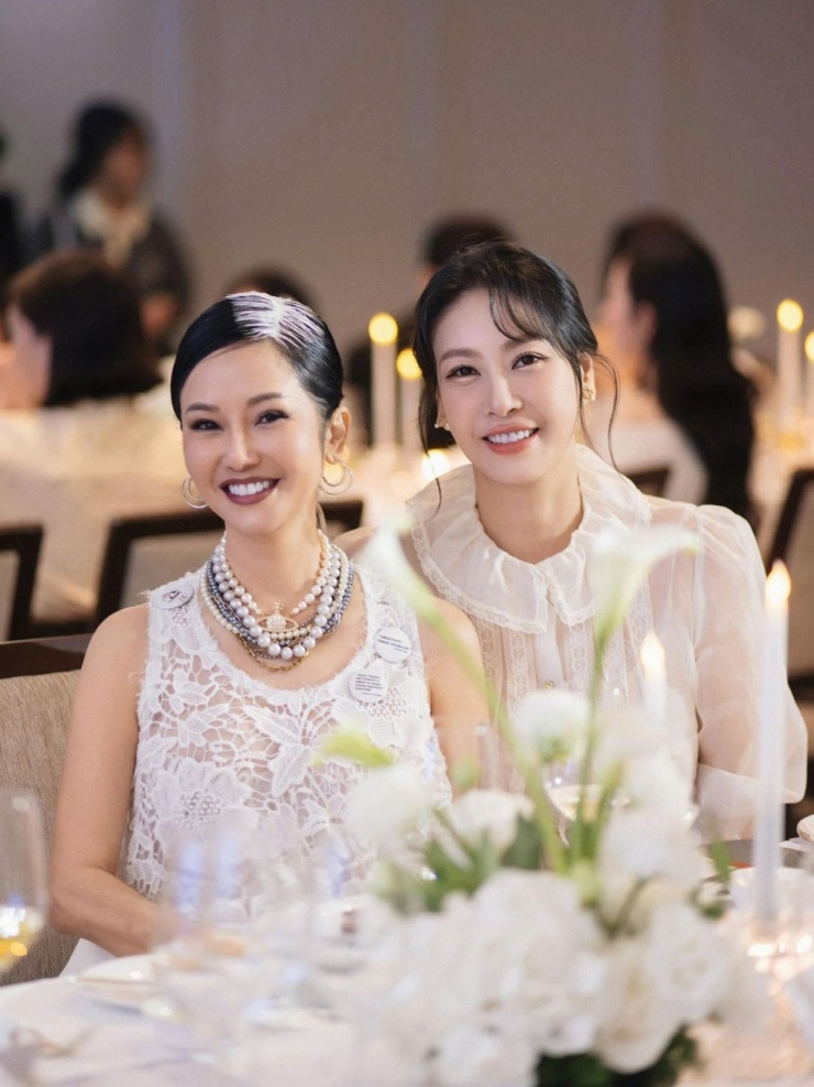 Ảnh sao 26/4: Anh chồng Đỗ Mỹ Linh nghỉ lễ bên ba con - 3