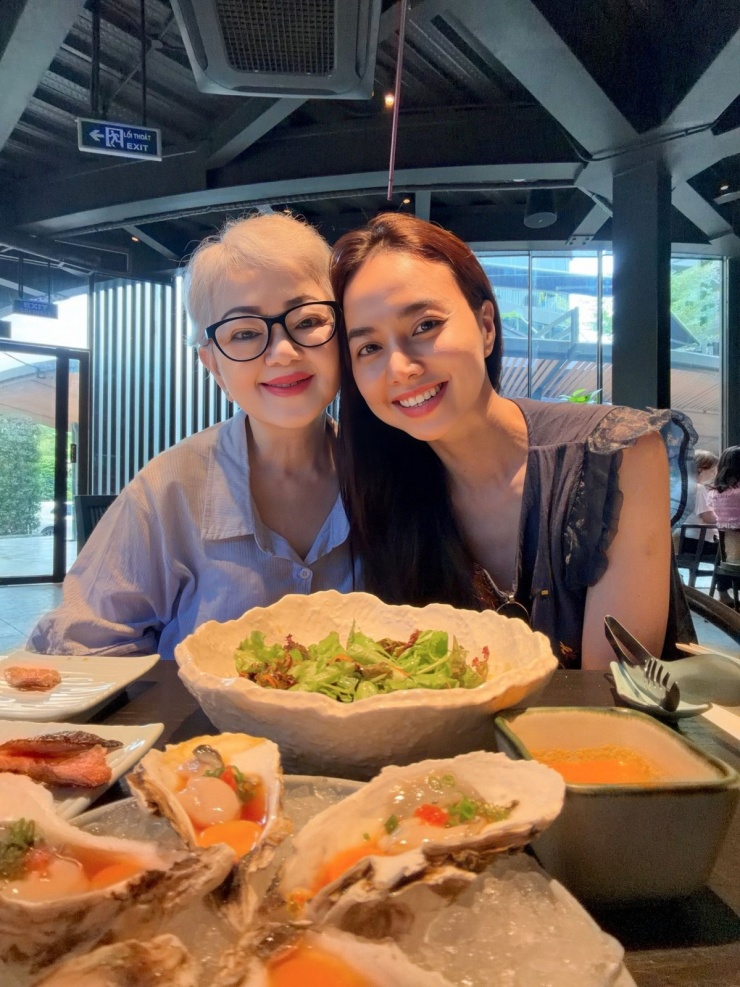 Ảnh sao 26/4: Anh chồng Đỗ Mỹ Linh nghỉ lễ bên ba con - 4