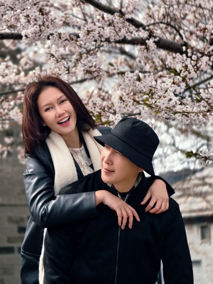 Ảnh sao 26/4: Anh chồng Đỗ Mỹ Linh nghỉ lễ bên ba con - 6