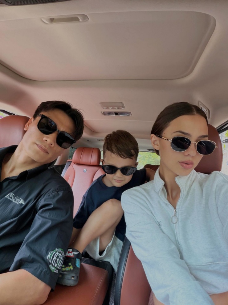 Ảnh sao 26/4: Anh chồng Đỗ Mỹ Linh nghỉ lễ bên ba con - 8