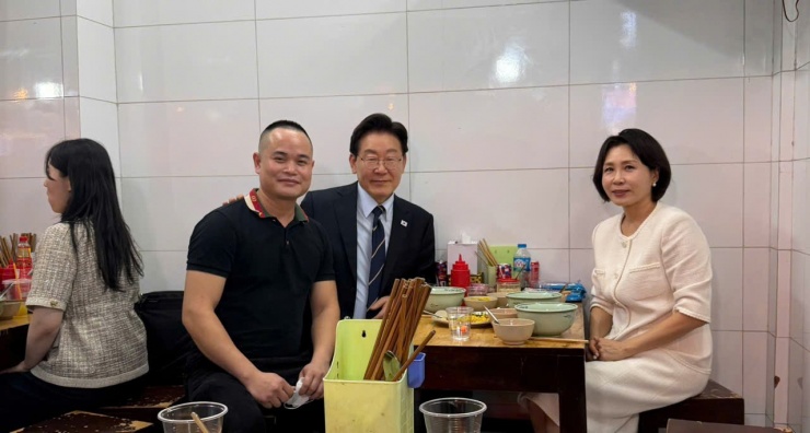 &nbsp;Chủ quán phở ở phố Đinh Liệt vui mừng được đón tiếp Tổng thống Hàn Quốc và phu nhân tới thưởng thức món ăn. Ảnh: NVCC