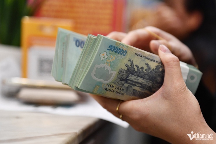 Khoản vay tiêu dùng nhỏ có thể biến thành nghĩa vụ hàng trăm triệu nếu không đủ khả năng thanh toán. Ảnh minh họa