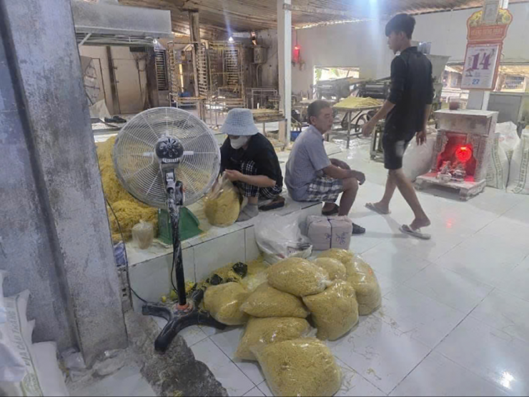 Dây chuyền sản xuất mì tươi "ngậm" hoá chất. Ảnh: CA