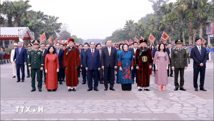 Tổng Bí thư, Chủ tịch nước Tô Lâm cùng các lãnh đạo, nguyên lãnh đạo Đảng, Nhà nước khởi hành lên núi Nghĩa Lĩnh để dâng hương tưởng niệm các vua Hùng. Ảnh: TTXVN