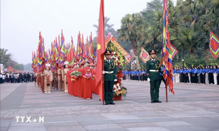 Đoàn nghi lễ khởi hành lên núi Nghĩa Lĩnh, nơi thờ tự các vua Hùng. Ảnh: TTXVN