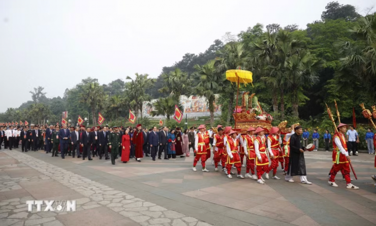 Tổng Bí thư, Chủ tịch nước Tô Lâm cùng các lãnh đạo, nguyên lãnh đạo Đảng, Nhà nước khởi hành lên núi Nghĩa Lĩnh để dâng hương tưởng niệm các vua Hùng. Ảnh: TTXVN