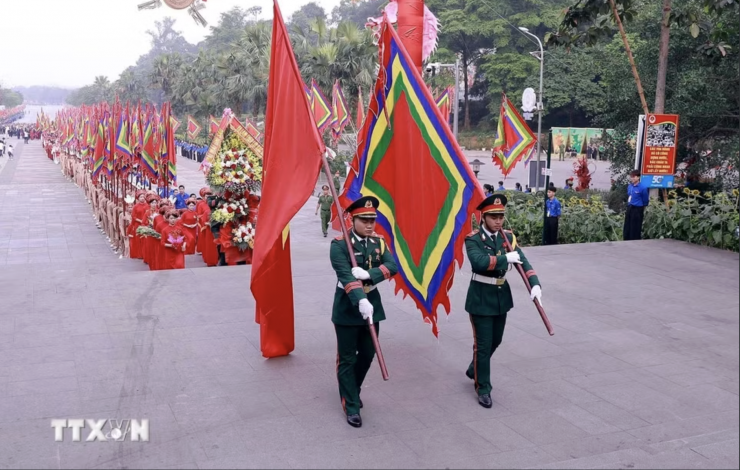 Đoàn nghi lễ khởi hành lên núi Nghĩa Lĩnh, nơi thờ tự các vua Hùng. Ảnh: TTXVN