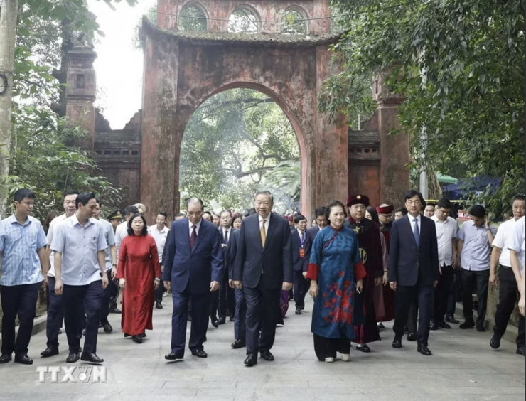 Tổng Bí thư, Chủ tịch nước Tô Lâm cùng các lãnh đạo, nguyên lãnh đạo Đảng, Nhà nước khởi hành lên núi Nghĩa Lĩnh để dâng hương tưởng niệm các vua Hùng. Ảnh: TTXVN