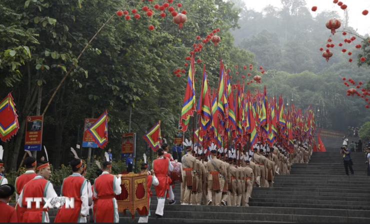 Đoàn nghi lễ rước kiệu tiến lên núi Nghĩa Lĩnh, nơi thờ tự các vua Hùng. Ảnh: TTXVN