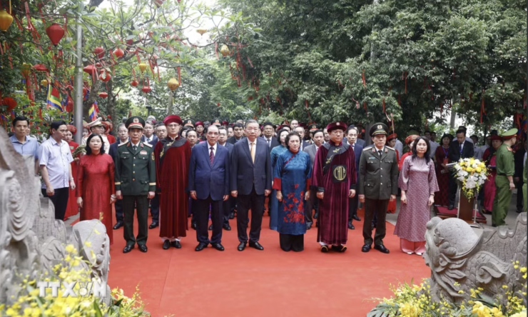 Tổng Bí thư, Chủ tịch nước Tô Lâm và các đại biểu thực hiện nghi lễ tại Đền Thượng. Ảnh: TTXVN