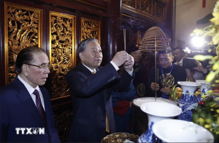 Tổng Bí thư, Chủ tịch nước Tô Lâm dâng hương trong Thượng Cung tại Đền Thượng. Ảnh: TTXVN