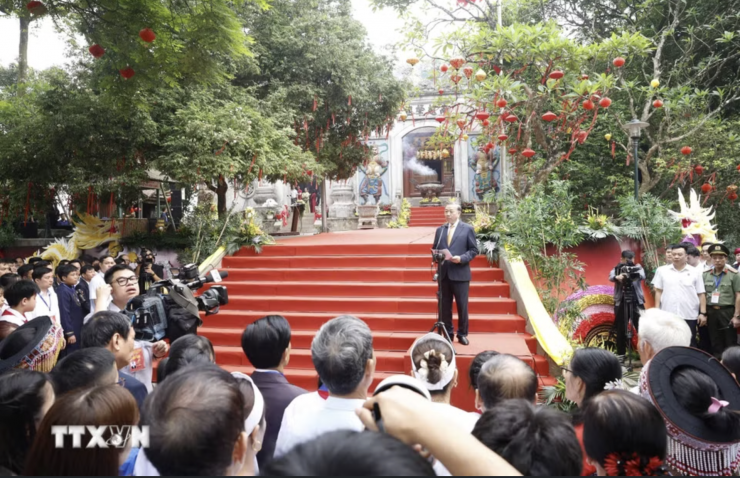 Tổng Bí thư, Chủ tịch nước Tô Lâm nói chuyện với các tầng lớp nhân dân tại Khu Di tích lịch sử Quốc gia Đặc biệt Đền Hùng. Ảnh: TTXVN