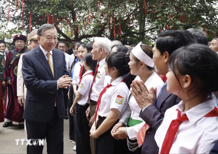 Tổng Bí thư, Chủ tịch nước Tô Lâm với các tầng lớp nhân dân tại Khu Di tích lịch sử Quốc gia Đặc biệt Đền Hùng. Ảnh: TTXVN