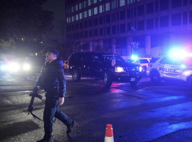 Lực lượng an ninh bên ngoài bữa tiệc dành cho phóng viên Nhà Trắng. Ảnh: AP