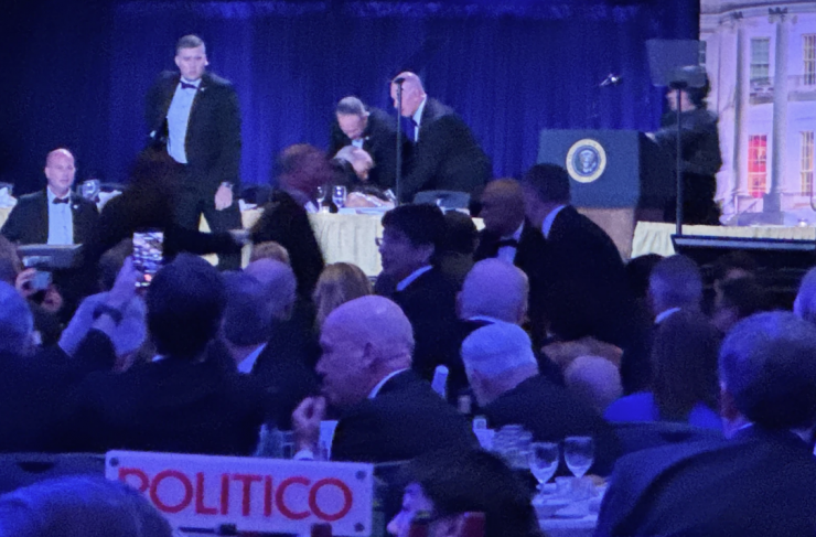 Các đặc vụ phản ứng nhanh tại bữa tiệc. Ảnh: AP