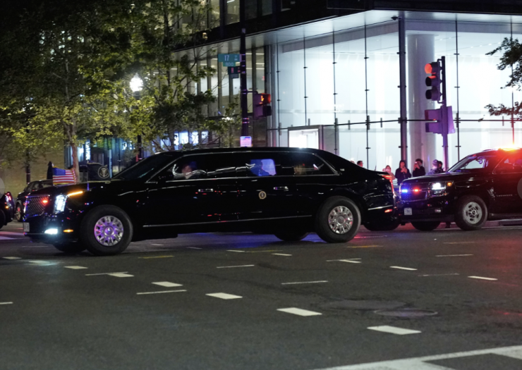 Xe chở Tổng thống Donald Trump rời khỏi sự kiện trở về Nhà Trắng. Ảnh: AP