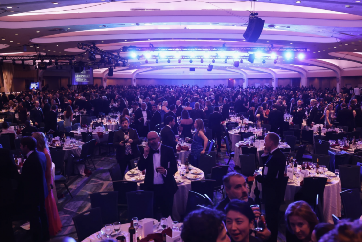 Khách mời được sơ tán sau khi xảy ra nổ súng. Ảnh: AP