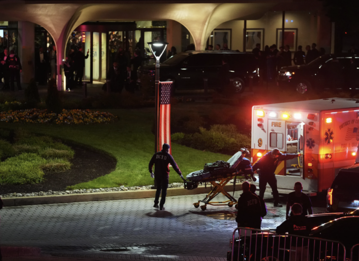 Lực lượng phản ứng nhanh đến hiện trường. Ảnh: AP