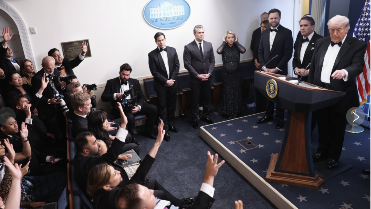 Tổng thống Donald Trump họp báo ngay sau vụ nổ súng. Ảnh: AP