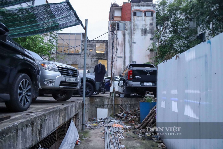 Bên trong khu đất này là bãi xe, hình ảnh ghi nhận ngày 25/4. Dự án này có&nbsp;tên thương mại là Crystal Tower do&nbsp;Công ty Cổ phần Đầu tư Phát triển Hà Thành làm chủ đầu tư.