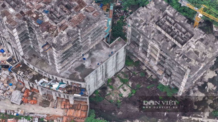 Mới đây, Thanh tra Chính phủ vừa chuyển Bộ Công an điều tra dự án Usilk City trong khu đô thị Văn Khê, dự án khởi công năm 2008 với 13 tòa nhà và cho đến nay vẫn chưa thể hoàn thiện, thi công chậm tiến độ, chưa bàn giao 750 căn hộ cho khách hàng. Hình ảnh ghi nhận ngày 23/4.