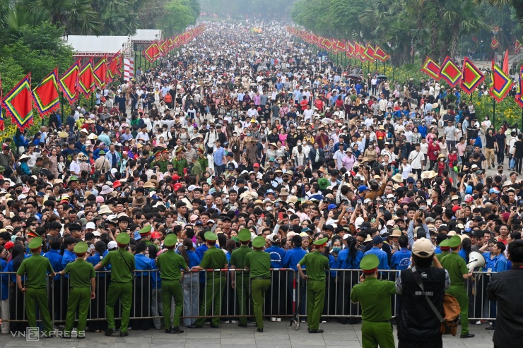 8h30, lực lượng chức năng bắt đầu mở hàng rào để người dân lên núi Nghĩa Lĩnh. Trước đó từ 4h, dòng người từ nhiều địa phương đã đổ về khu di tích lịch sử đền Hùng.