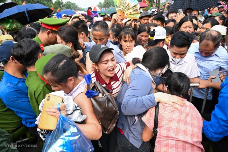 Liên tục được công an phát loa nhắc nhở, nhưng người dân vẫn chen lấn khiến nhiều người phía trước vấp ngã.