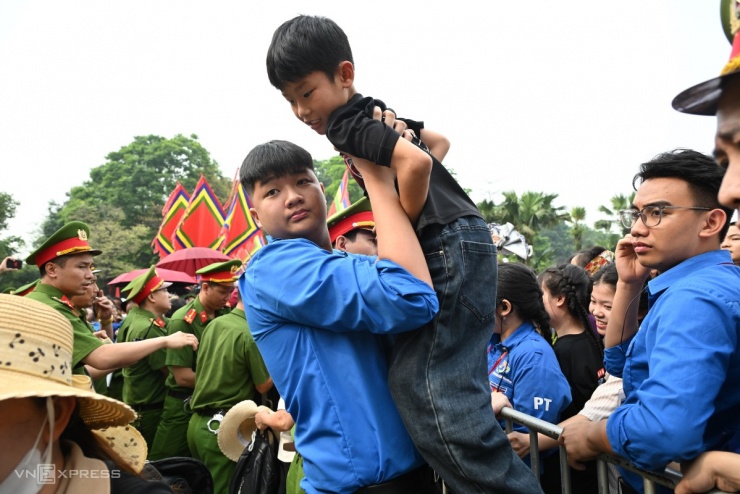 Nhiều cháu nhỏ khác được đội tình nguyện đưa vào chờ người thân ở khu vực thoáng hơn. Sáng nay Phú Thọ cũng như các tỉnh miền Bắc không mưa, trời nắng nhẹ, nhiệt độ khoảng 28 độ C.