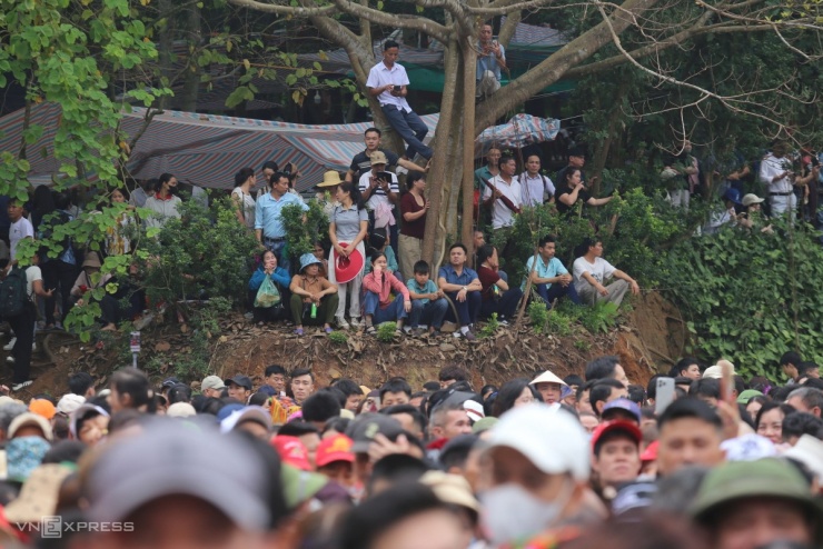 Đường lên sân đền chật cứng, nhiều người phải ngồi chờ ở trên các sườn đồi.