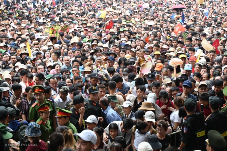 Dòng người đổ về chân núi Nghĩa Lĩnh mỗi lúc một đông. Cảnh sát phải thiết lập thêm điểm chờ tại khu vực cổng chính, nhưng chỉ sau ít phút cũng kín người.