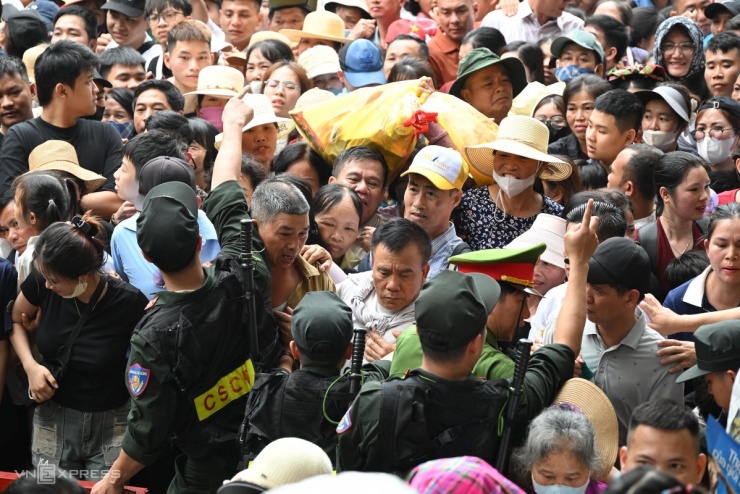 Biển người đổ về đền Hùng - 9