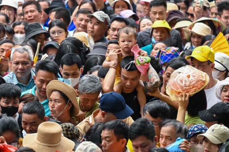 Nhiều cháu nhỏ được phụ huynh kiệu trên vai. Tại cổng chính của đền, hàng trăm người đuối sức đã phải quay đầu, không thể tiếp tục hành trình.