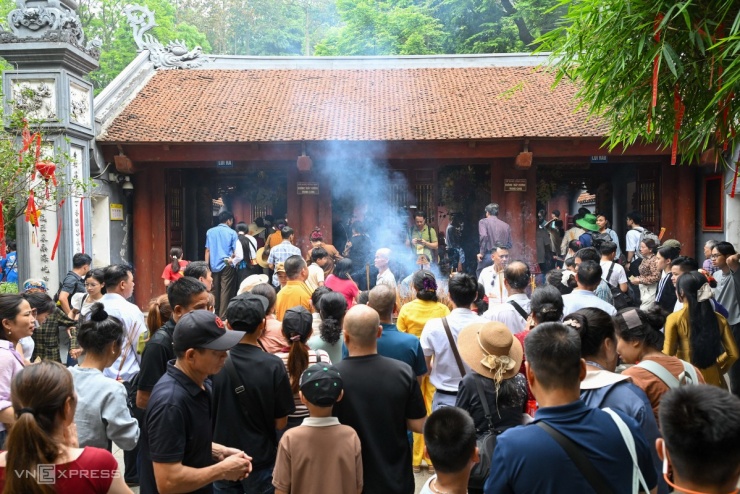 Tại các khu vực đền Hạ, đền Trung và đền Thượng, người dân đứng kín lối. Lực lượng chức năng liên tục thông báo xuống phía dưới về tình trạng quá tải. Đến gần 11h, tình trạng ùn tắc mới bắt đầu giảm.Theo thống kê của Ban tổ chức, từ đầu năm, Phú Thọ đón khoảng 4 triệu lượt khách. Riêng cao điểm từ đầu tháng 3 Âm lịch, mỗi ngày khu di tích đón khoảng 60.000 người.