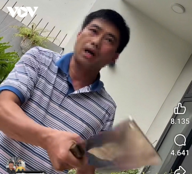 Chủ nhà cầm dao dọa chém người thợ khóa&nbsp;